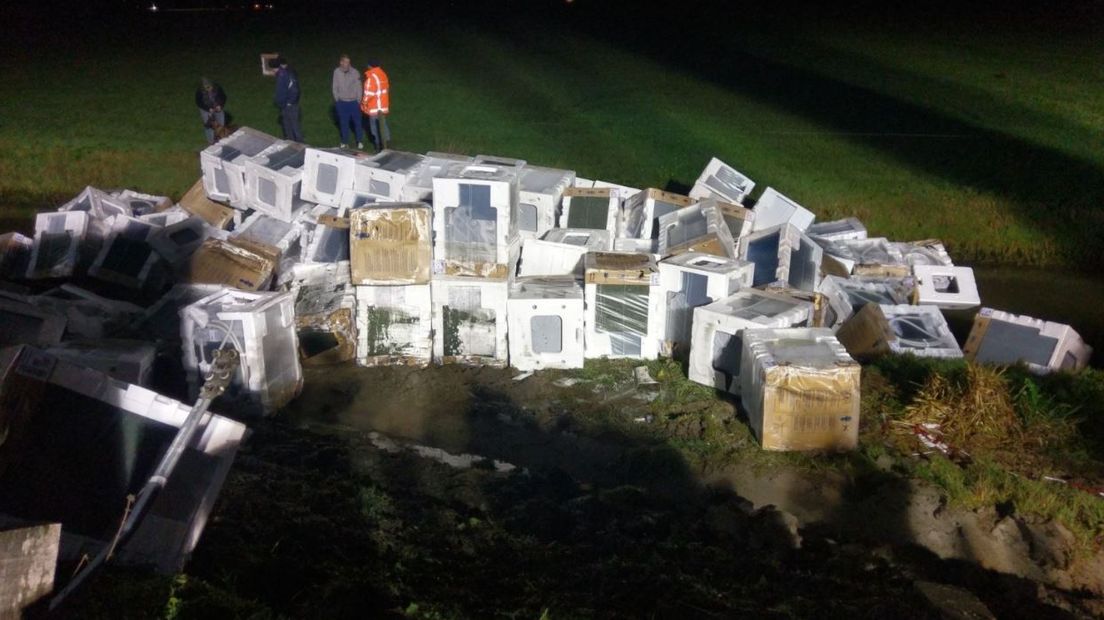 In Puiflijk lagen dinsdagavond 150 vaatwassers in de sloot als gevolg van het ongeluk eerder op de dag op de Maas en Waalweg. Een vrachtwagen raakte daarbij van de weg.