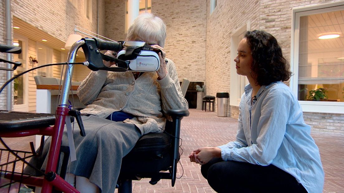 Ouderen met dementie krijgen met een speciale VR bril filmpjes te zien