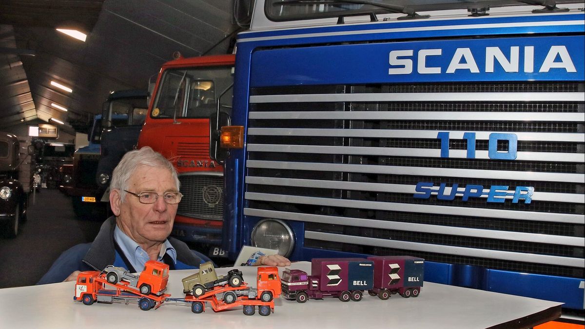Gestolen modelvrachtwagentjes na 31 jaar terug in IJhorst