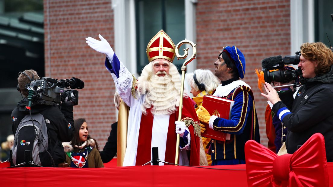 Cameraploegen filmen de Sint.