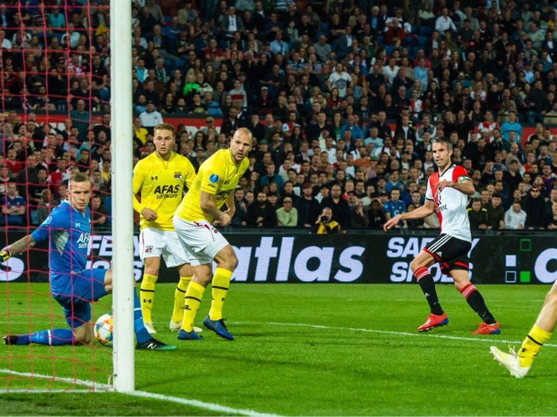 Robin van Persie schiet de 2-1 binnen. AZ-doelman Marco Bizot is geklopt. (VK Sportphoto - Yannick Verhoeven)