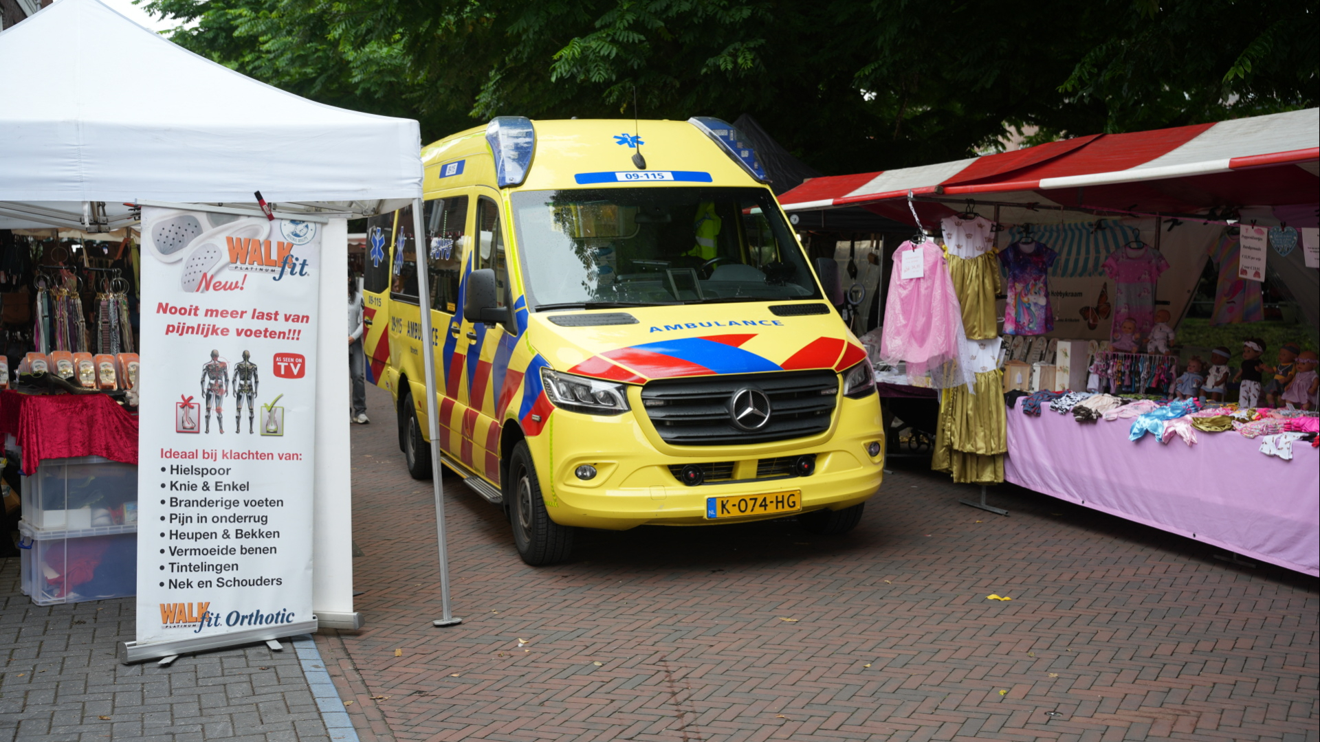 Spakenburgse Dag begint met ongeluk: kraampjeshoudster mogelijk heup gebroken.