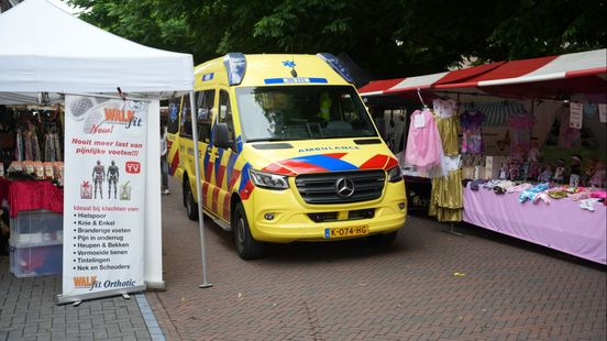 Spakenburgse Dag begint met ongeluk: kraampjeshoudster mogelijk heup gebroken. Spakenburgse Dag begint met ongeluk: kraampjeshoudster mogelijk heup gebroken.