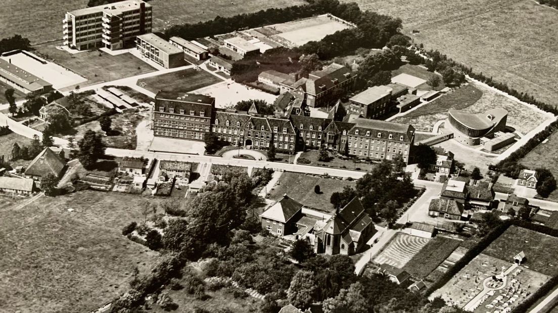 Luchtfoto van de Voorzienigheid met centraal het kloostercomplex, linksachter het internaat