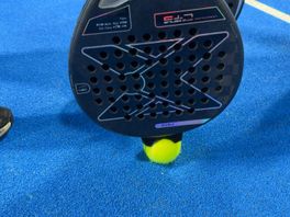 Met de PadelGrab is het gemakkelijk de bal te tillen
