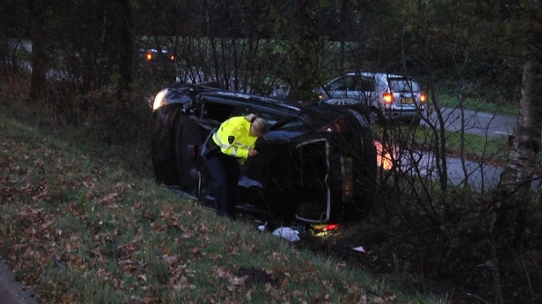 Auto over de kop op de A28