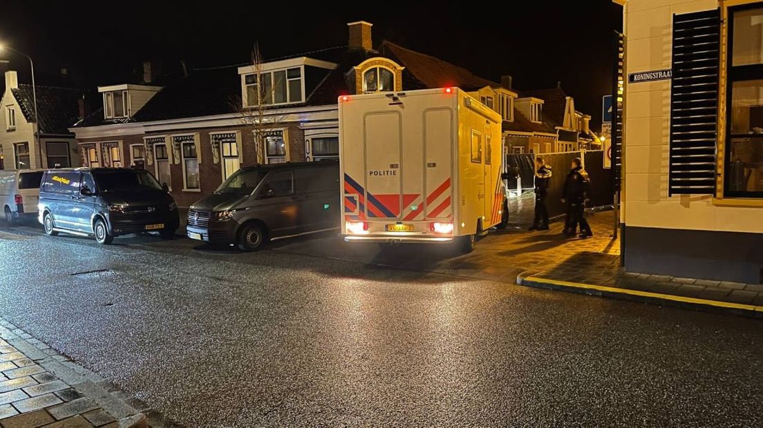 De politie doet onderzoek in de Broerstraat in Appingedam