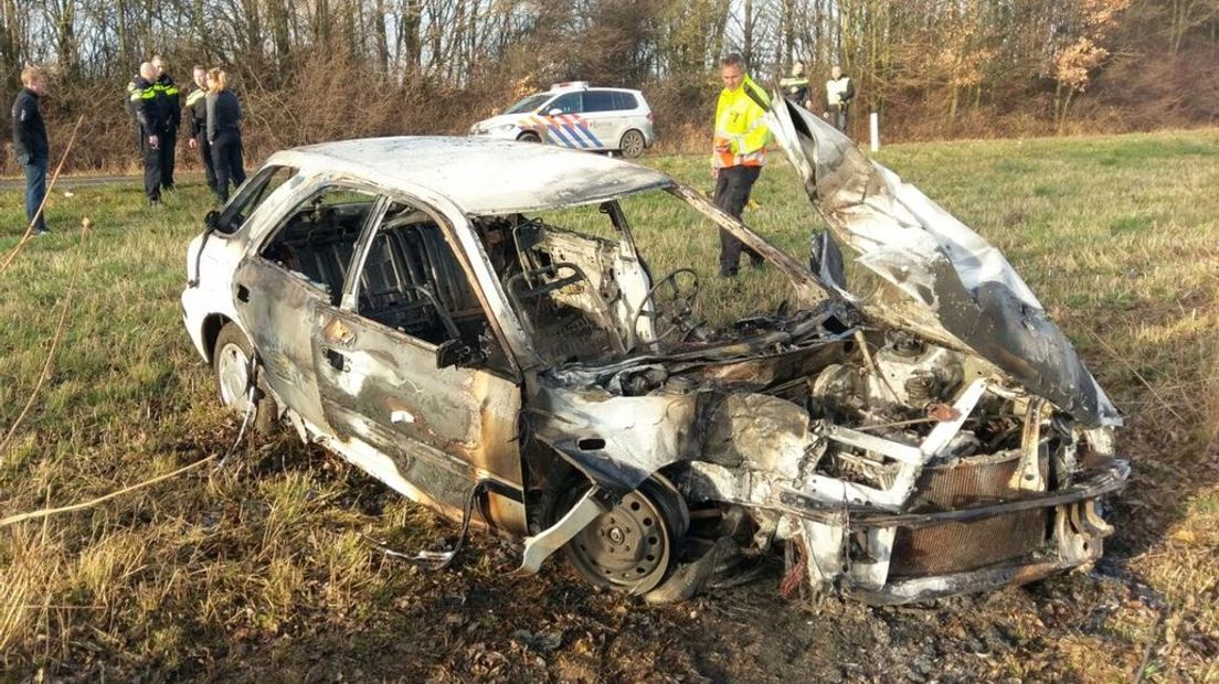 Een auto is zaterdagmiddag op de A325 bij Elst in brand gevlogen nadat deze van de weg was geraakt.