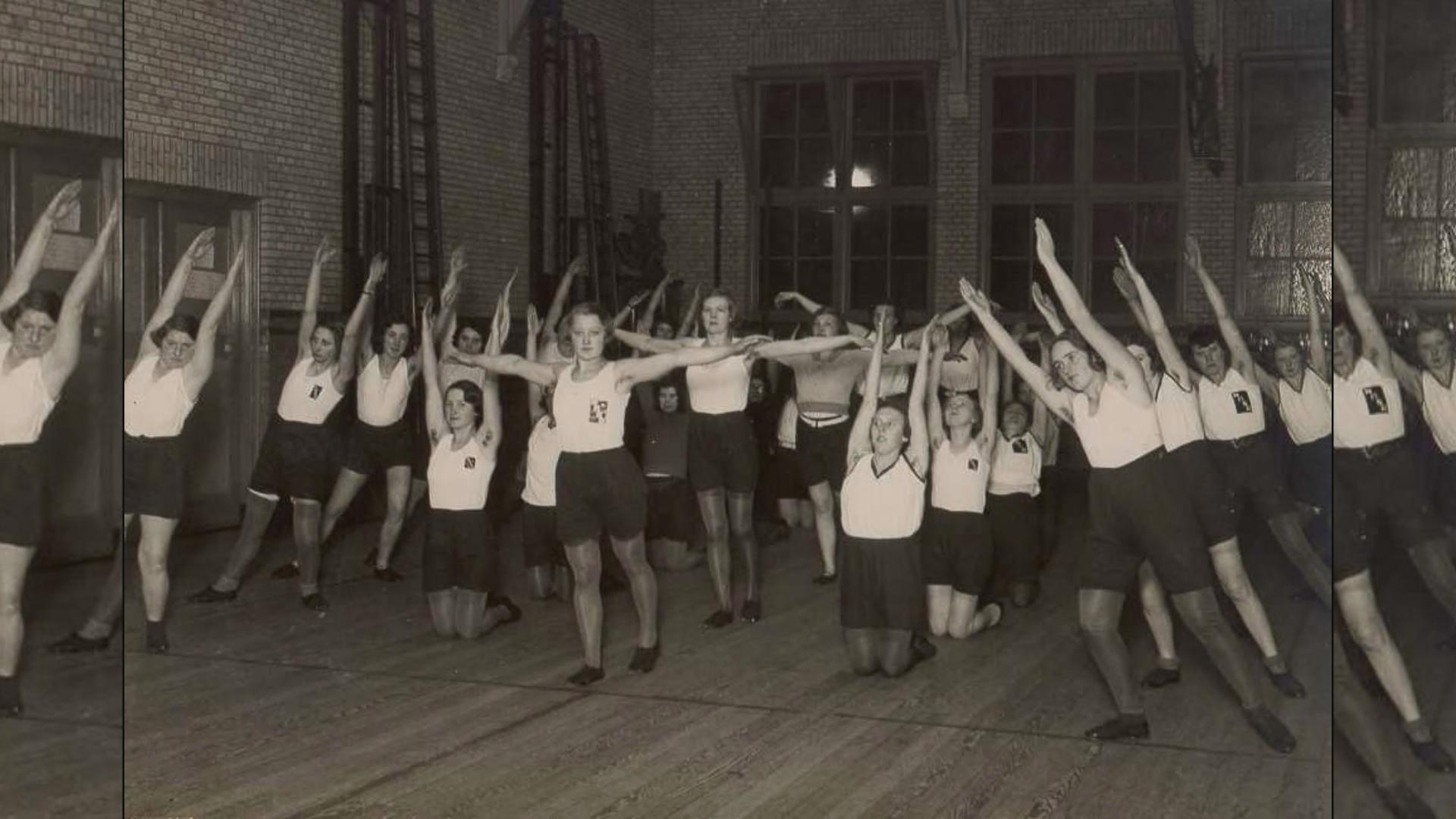Foto uit 1932 van uitvoering van gymnastiekvereniging Hygiea.