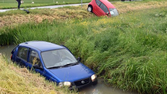 Brand bij autosloperij • auto's in sloot