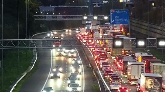 Flinke file op de A12: ongeluk met vrachtwagen zorgt voor lange reistijd. Flinke file op de A12: ongeluk met vrachtwagen zorgt voor lange reistijd.