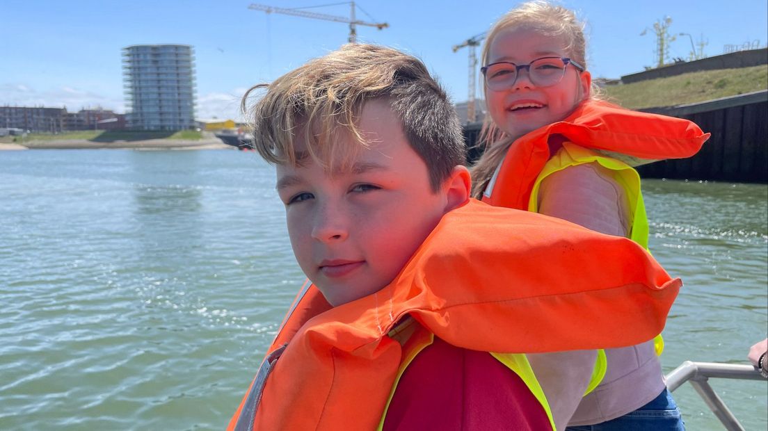 Damian en Lana op de boot van de havendienst I