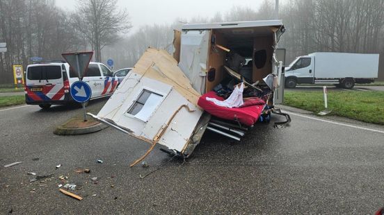 Gezinnen botsen, twee gewonden • ravage na aanrijding. Gezinnen botsen, twee gewonden • ravage na aanrijding.