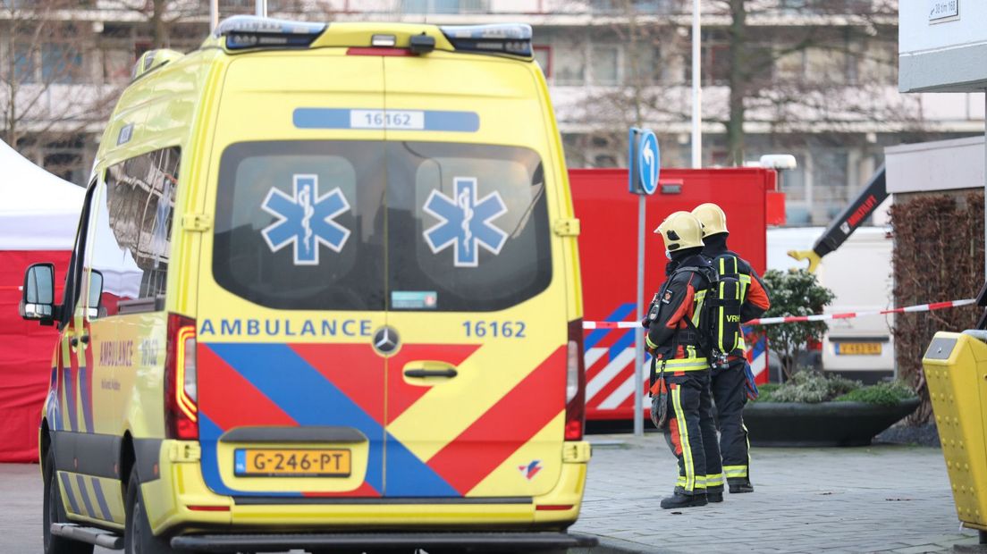 Ambulance en brandweer waren aanwezig na de vuurwerkbom in de flatwoning