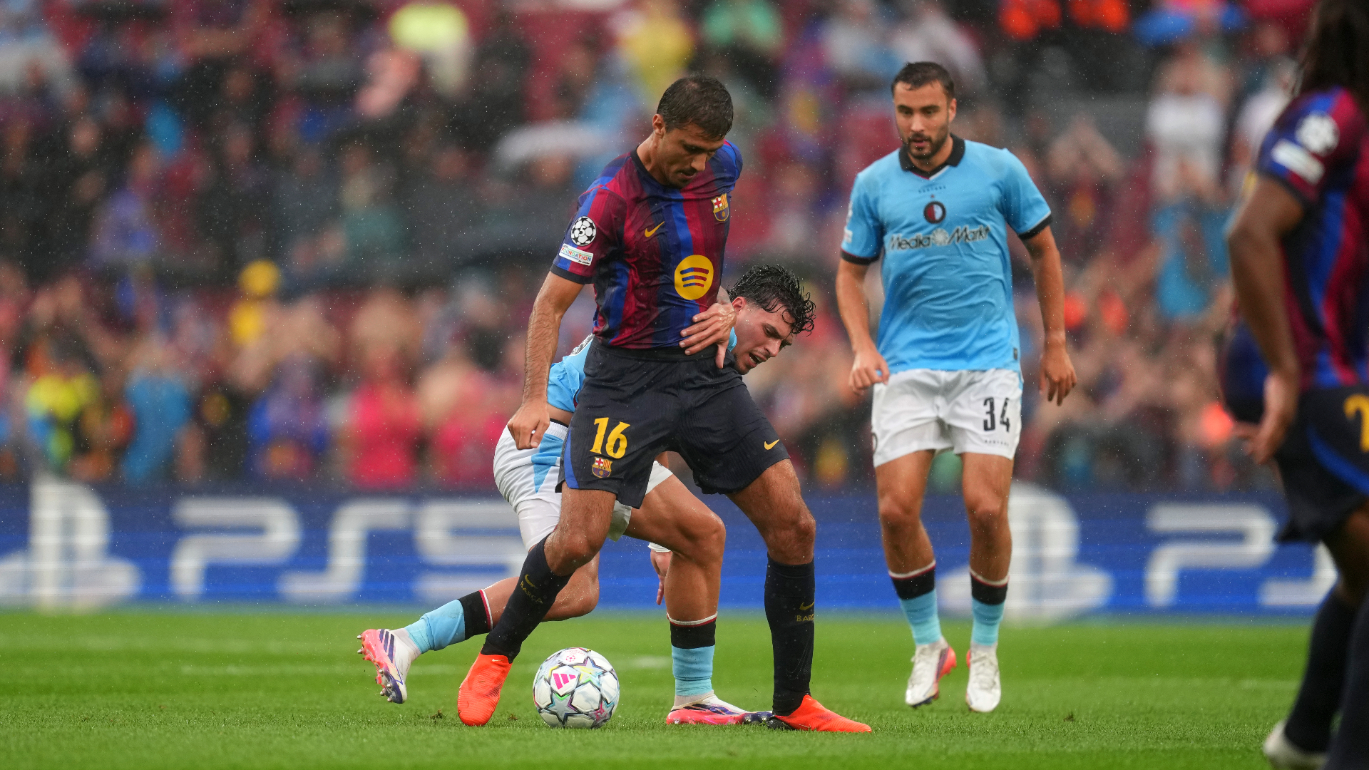 Rodri pingelt langs Javi Lopez