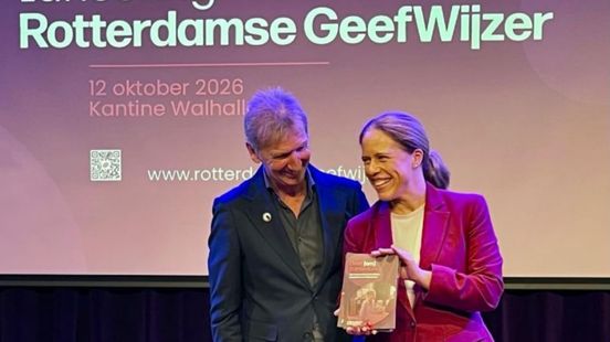 Dienstauto muurvast in file voor A16, burgemeester Schouten pakt trein en metro naar volgende afspraak