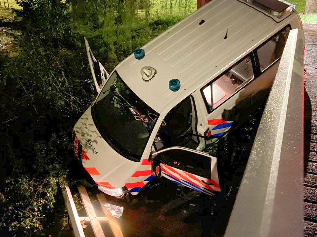 In Dordrecht reed een politiebus het water in