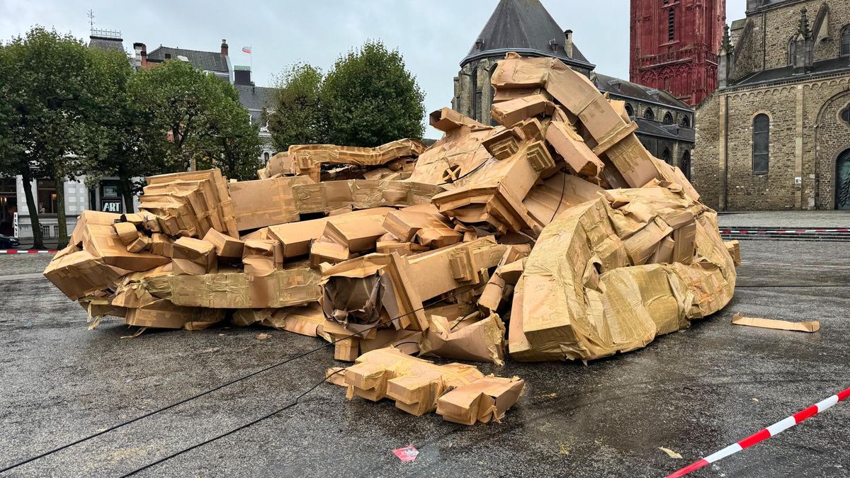 Kartonnen woonkazerne op Vrijthof stort eerder in dan gepland door aanhoudende regen