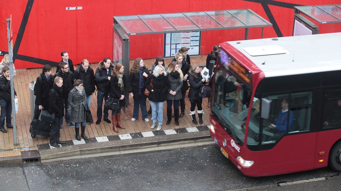 Mensen staan te wachten op een bus.