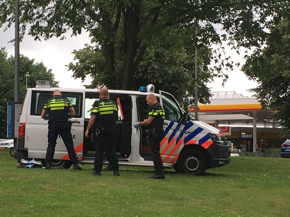 Agenten op de nabijgelegen Honingerdijk.