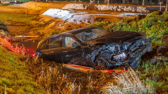 Auto belandt in water na botsing, beide bestuurders lichtgewond. Auto belandt in water na botsing, beide bestuurders lichtgewond.