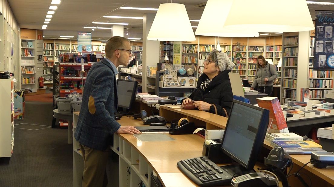 Het is een begrip in Barneveld, maar voor hoe lang nog? Sluiting dreigt voor boekhandel Romijn. Ruim 80 jaar had de winkel een prominente plek in het centrum, maar de kans bestaat dat het pand in september leeg staat.