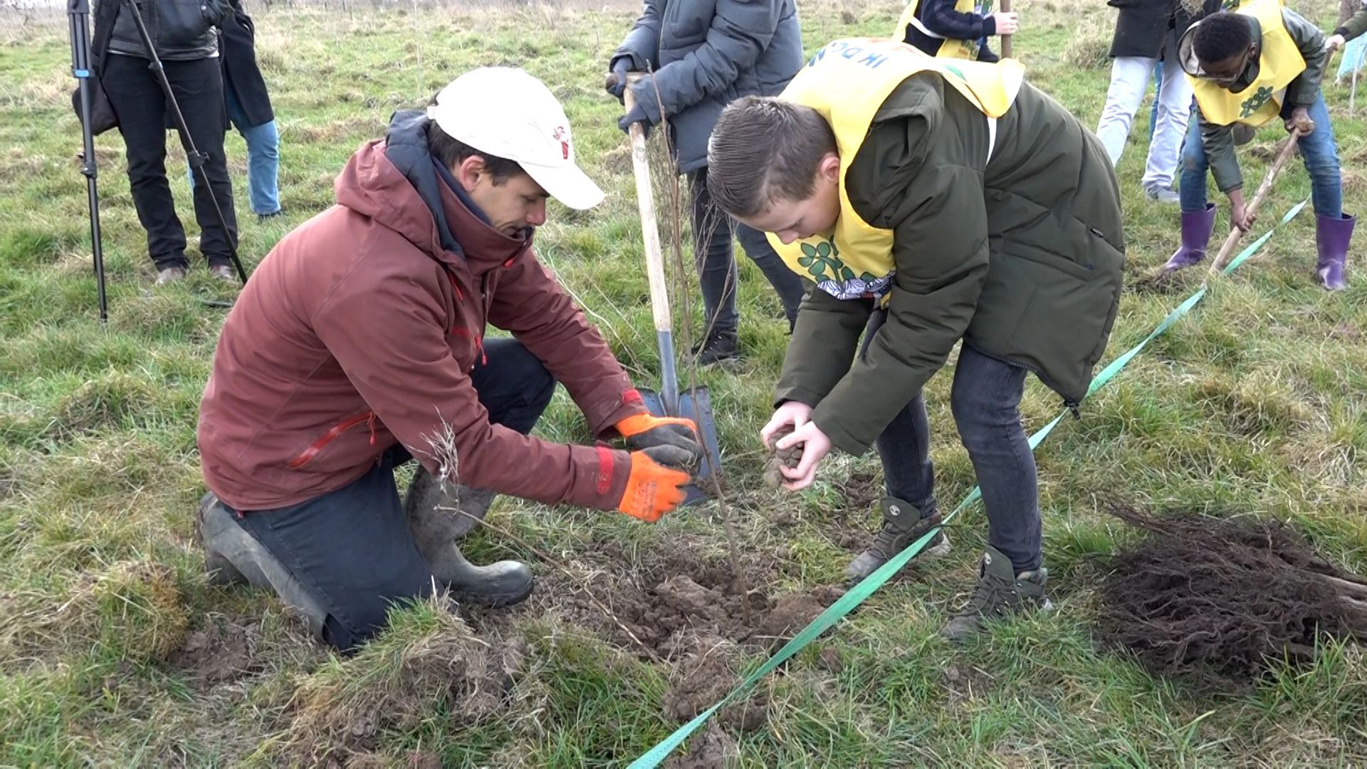 Schoolklas plant bomen op eerste Gelderse BoerenBoomfeestdag