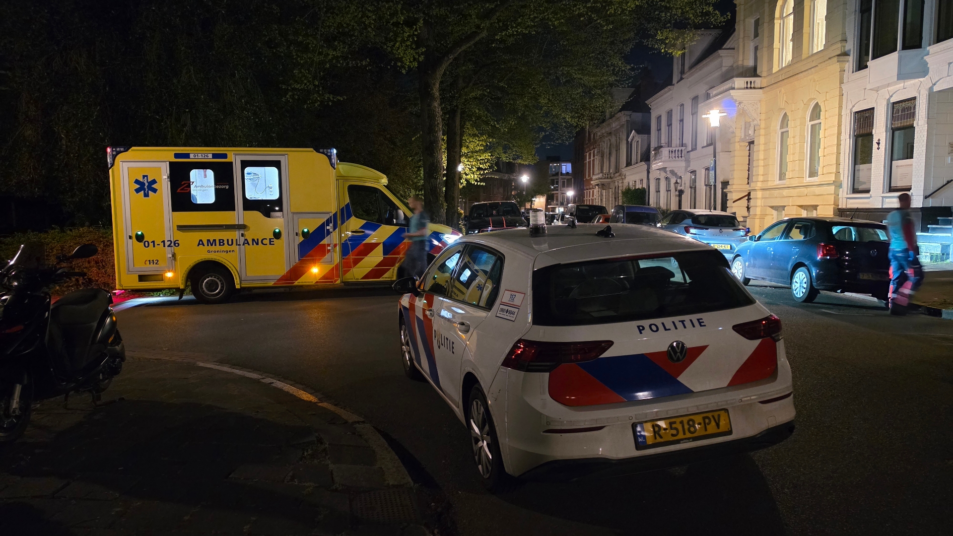 Auto schiet door na verkeersongeluk in Reuver en schept fietser: slachtoffer naar het ziekenhuis.
