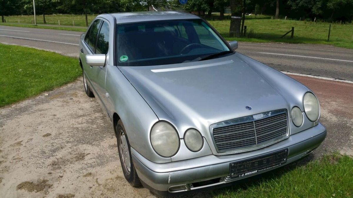 Wie mist er nog een Mercedes? Hij staat mogelijk in Glane...
