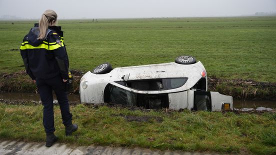 Fietser raakt gewond bij aanrijding met auto in Oss, voorbijgangers verlenen eerste hulp. Fietser raakt gewond bij aanrijding met auto in Oss, voorbijgangers verlenen eerste hulp.