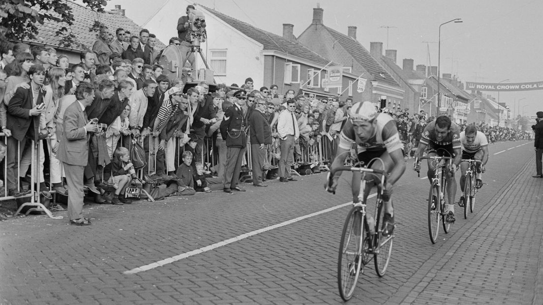 Gerard Vianen aan kop tijdens de Acht van Chaam in 1967