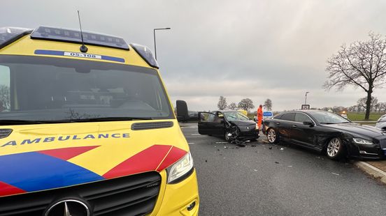 112 Nieuws: Frontale botsing op N350 bij Rijssen | Voetganger aangereden door auto in Hellendoorn. 112 Nieuws: Frontale botsing op N350 bij Rijssen | Voetganger aangereden door auto in Hellendoorn.