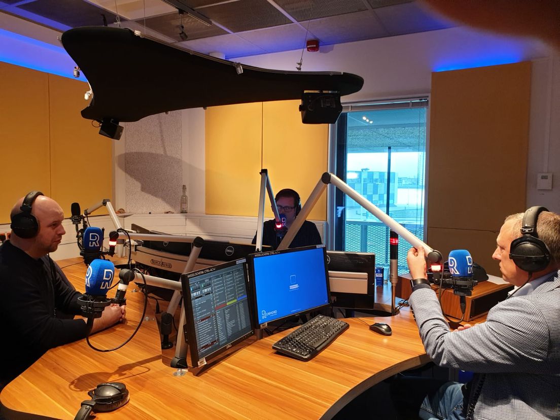 Sjaak Polak en Rick van Leeuwen in de studio van Radio Rijnmond