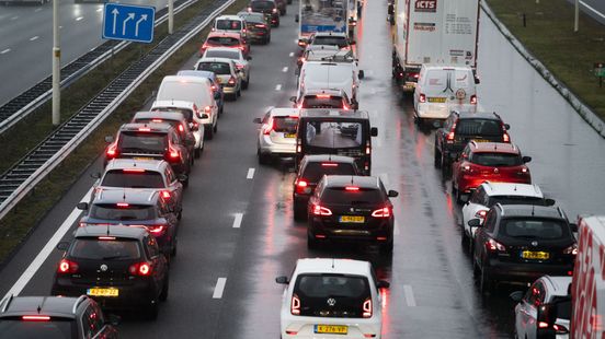 Drukste ochtendspits van het jaar door herfstweer en ongelukken. Drukste ochtendspits van het jaar door herfstweer en ongelukken.