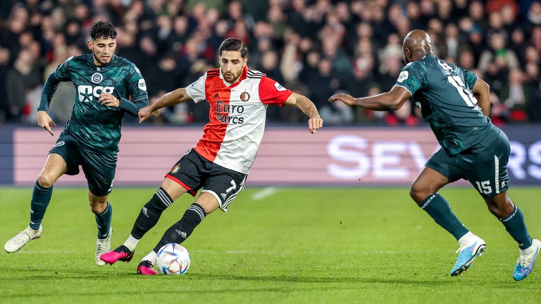 Feyenoorder Jahanbakhsh tussen Groningen-spelers Pepi en Willems in