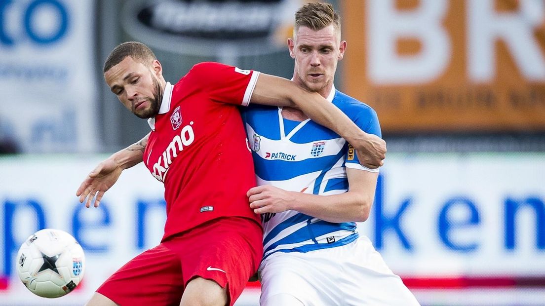 Van der Werff (r) in duel met Castaignos