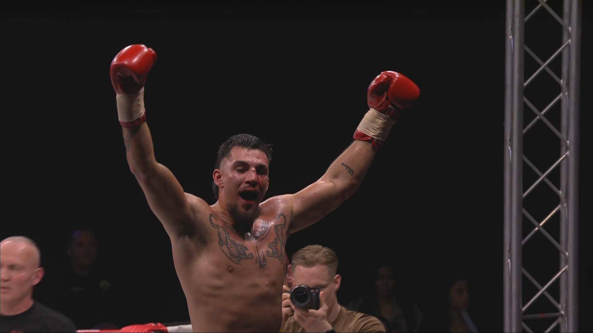 Thian de Vries moet alles geven, breekt hand, maar behoudt zijn wereldtitel