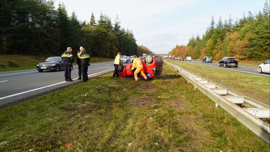 Auto op de kop op A50 zorgt voor flinke vertraging