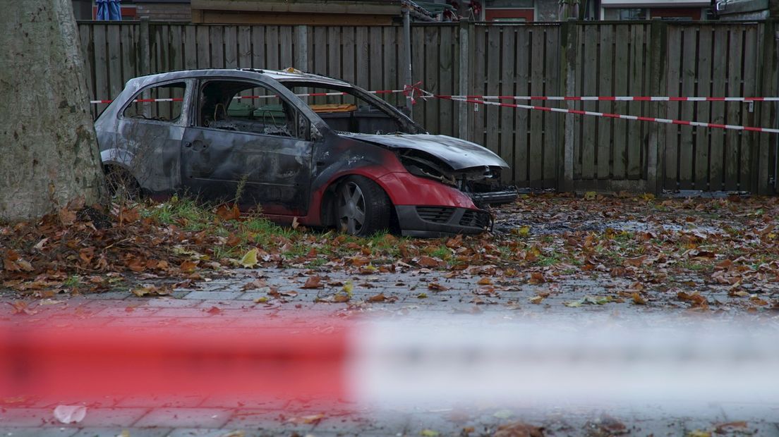 En wéér is het raak in Deventer: auto gaat in vlammen op