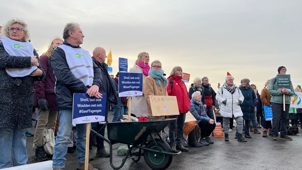 Symbolische dijk bij Holwerd als protest tegen gaswinning op het Wad: 