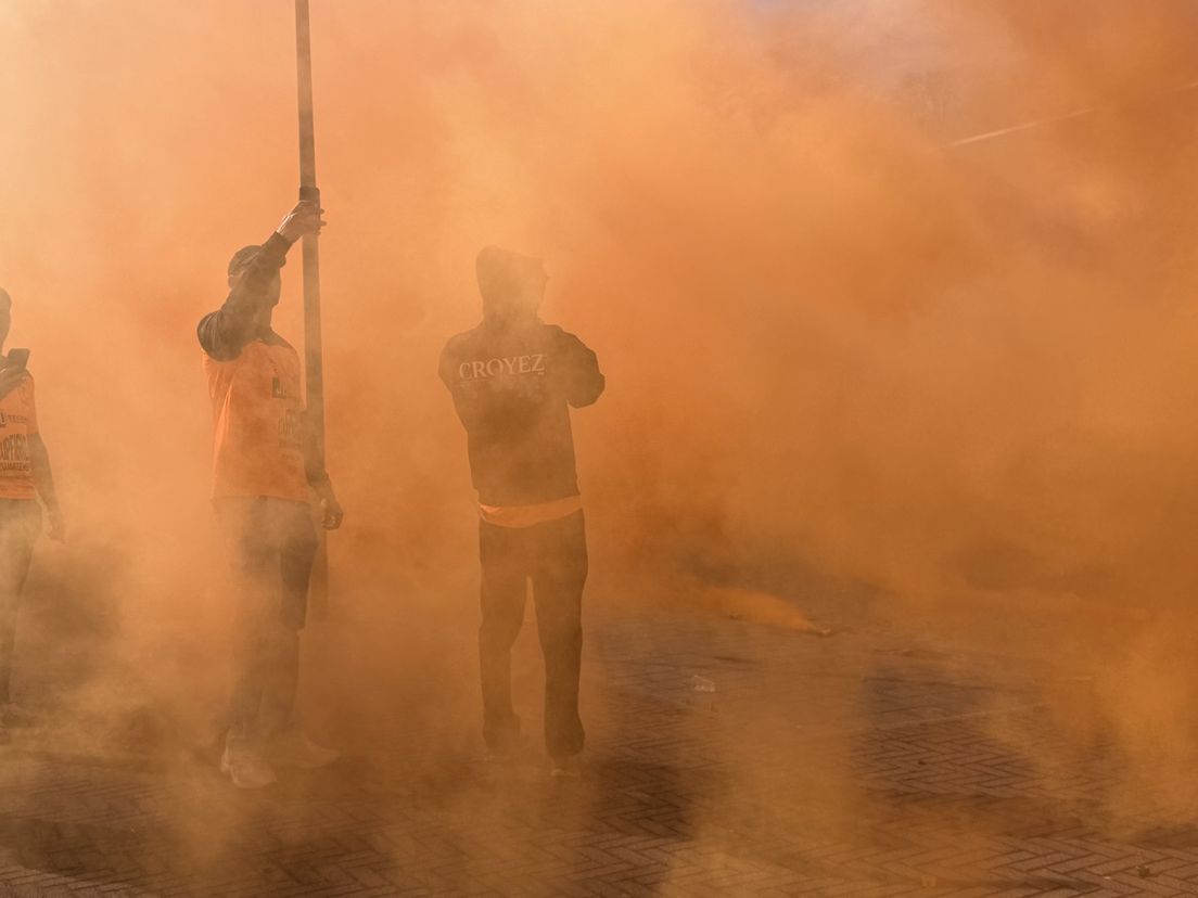 Zwartemeer kleurt oranje-zwart: fans zwaaien spelers Hurry-Up uit op weg naar bekerfinale