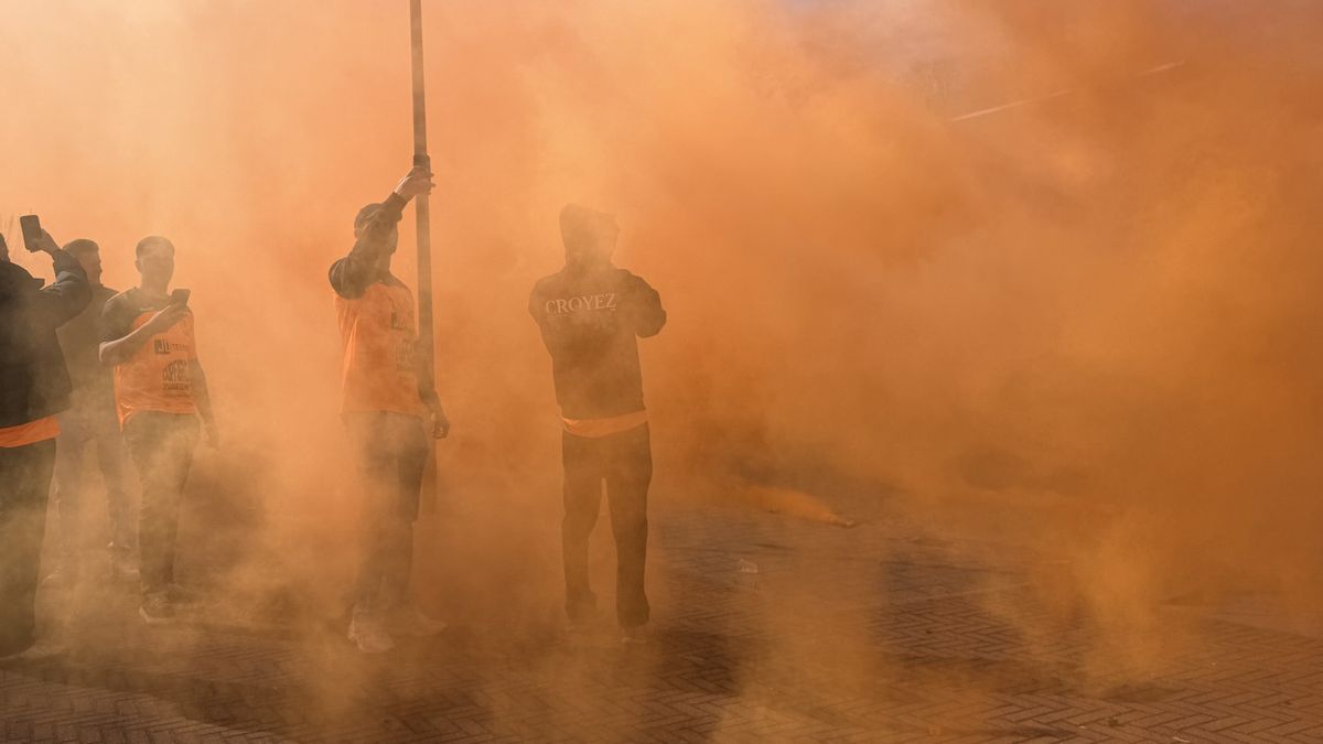 Zwartemeer kleurt oranje-zwart: fans zwaaien spelers Hurry-Up uit op weg naar bekerfinale