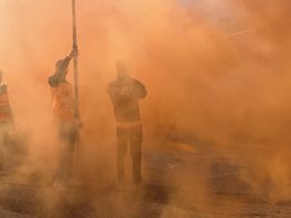 Zwartemeer kleurt oranje-zwart: fans zwaaien spelers Hurry-Up uit op weg naar bekerfinale