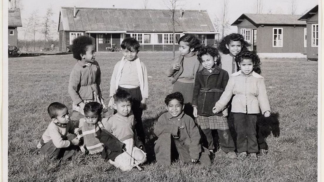 Agoes Peilouw (derde van links, onderste rij) als kind in het toenmalige kamp Snodenhoek in Elst.