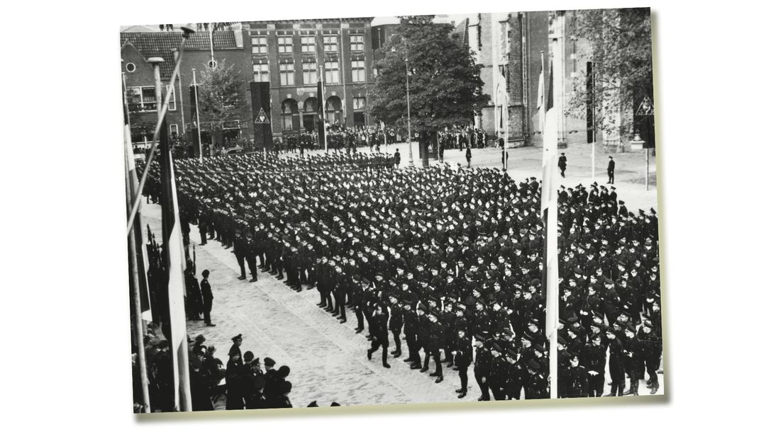 Domplein, 3 oktober 1942: openbare ceremonie van de Weerbaarheids-Afdeling, de geüniformeerde partijmilitie van de NSB. De NSB noemde haar thuisbasis Utrecht de 'stad der beweging'.