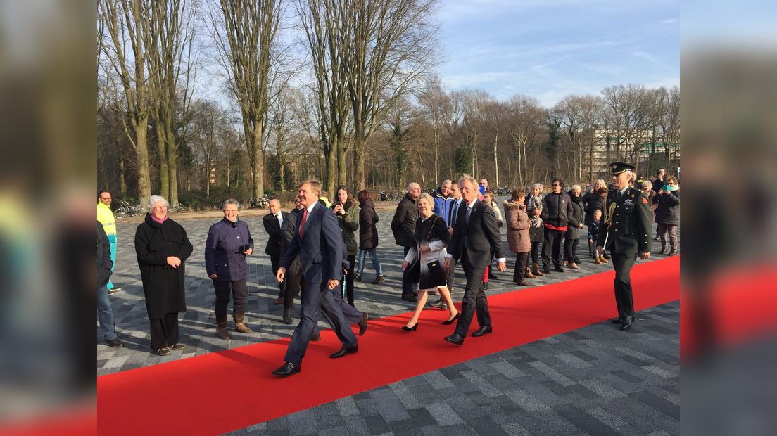 Kening Willem-Alexander komt oan by Thialf foar de iepening fan it fernijde iisstadion