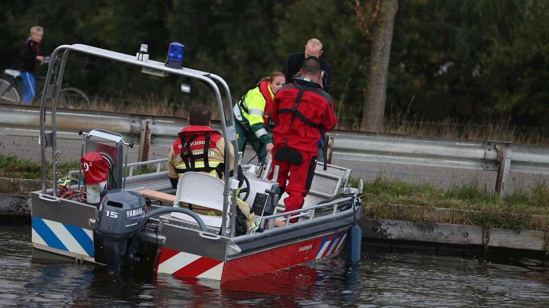 Brandweer haalt gewonde gans uit het water in Geerdijk