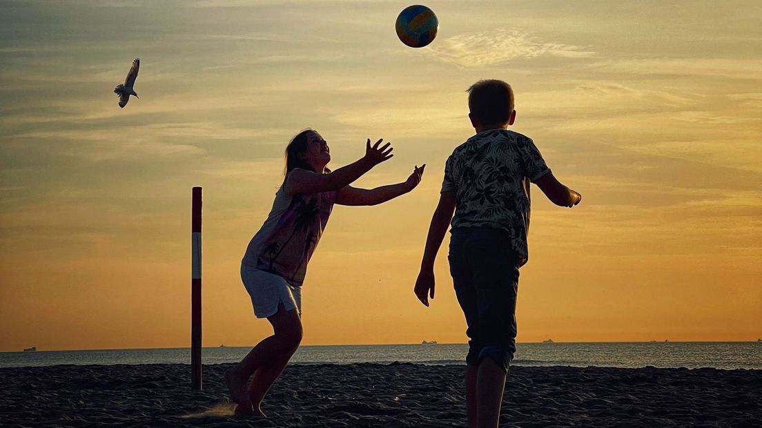 Fred genoot met zijn gezin op het strand in 's-Gravenzande