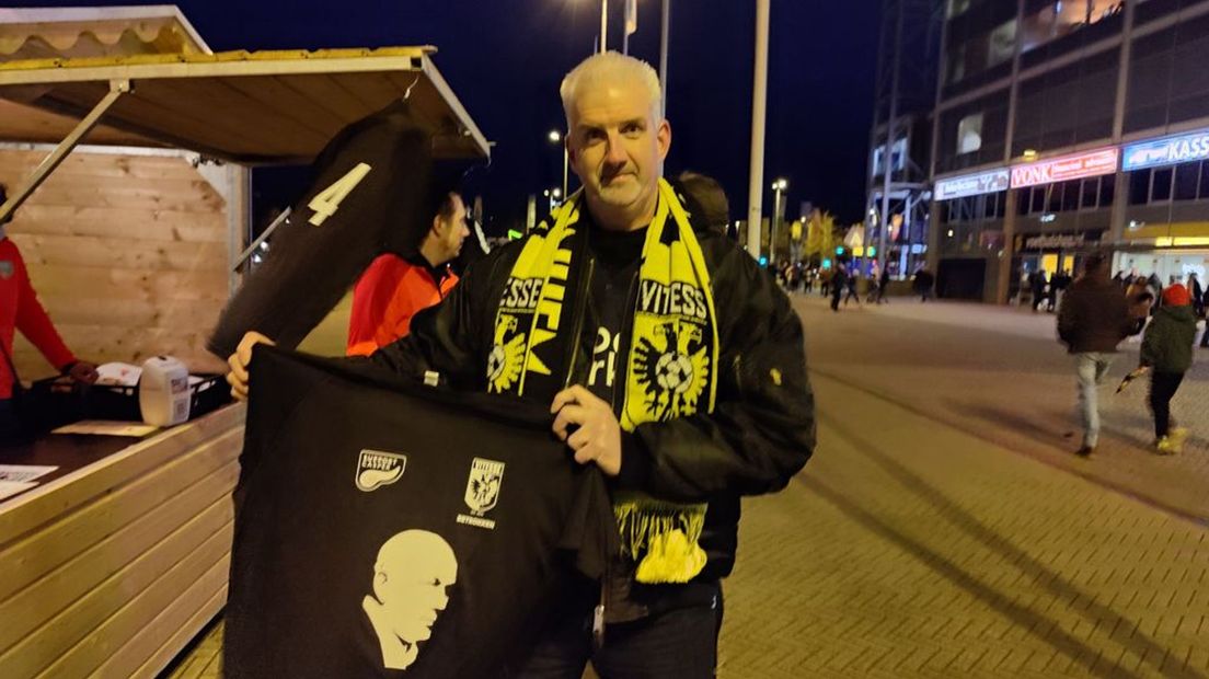 Deze supporter eert Theo Bos met een uniek shirt.