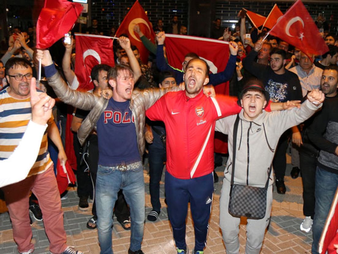 Tijdens de rellen liet een deel van de Turken per abuis nationalistische liederen horen aan de Amerikaanse politie